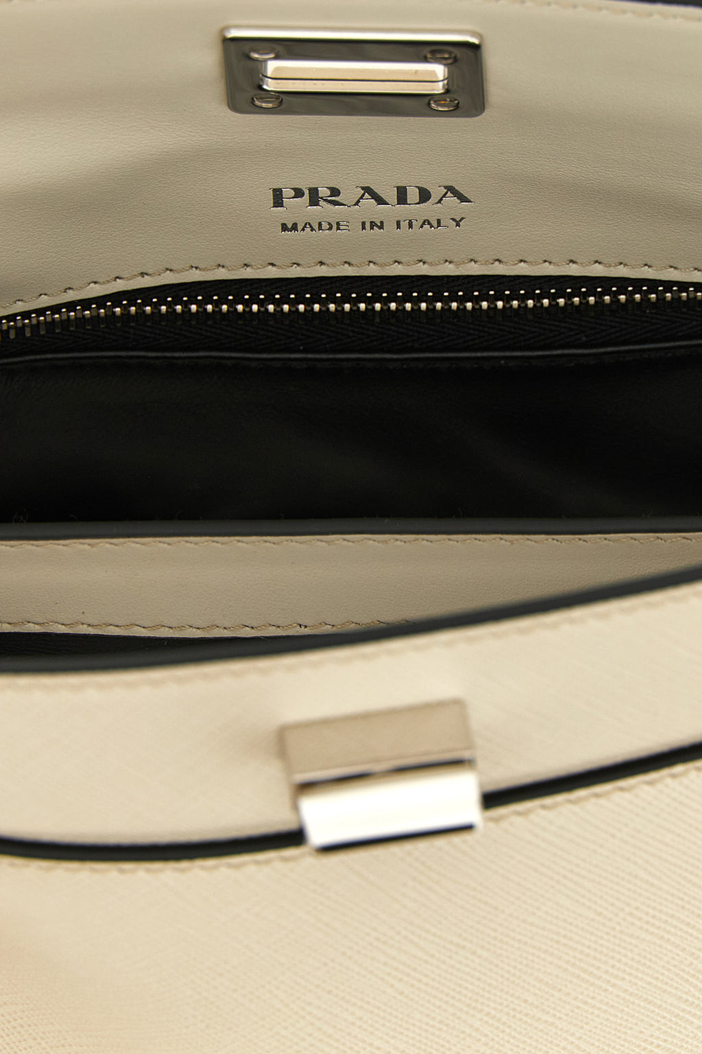 Sac à main Prada - Intérieur avec plaque logo