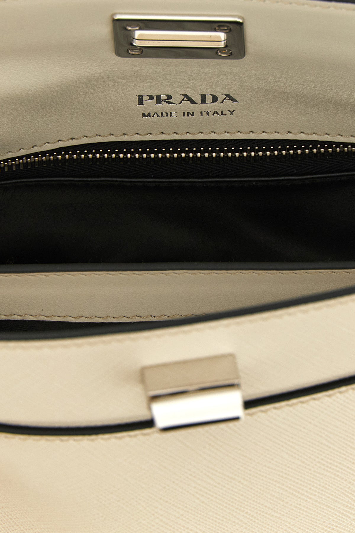 Sac à main Prada - Intérieur avec plaque logo