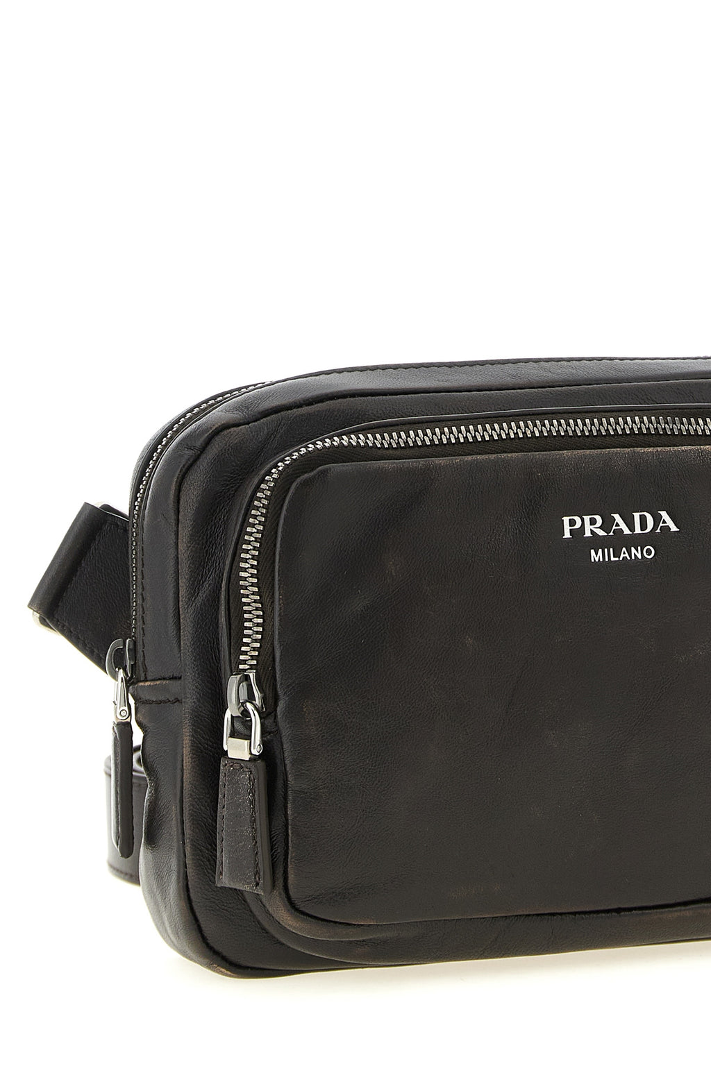 Borsa Prada a tracolla indossata a mano