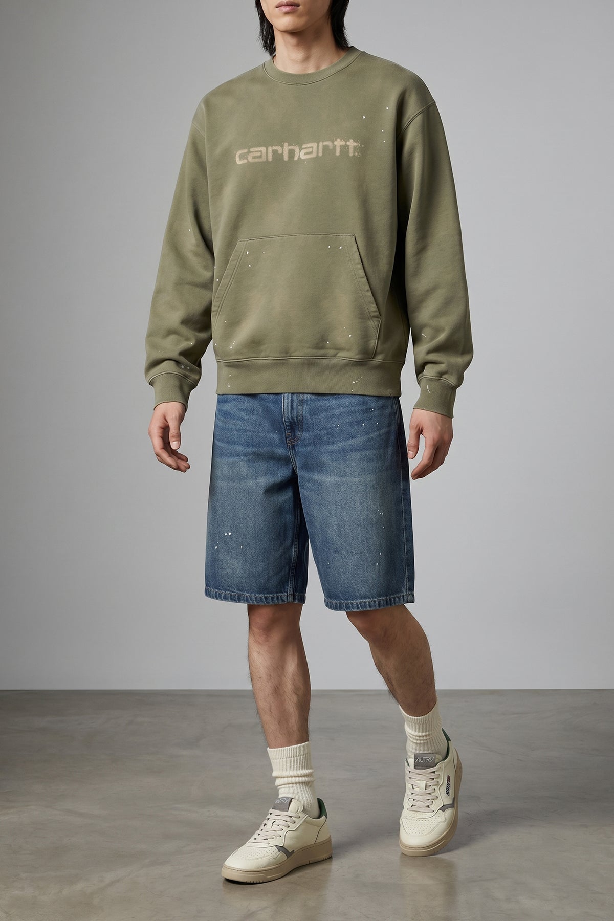 Autry Medalist Low sneaker in off-white leather side view VTO