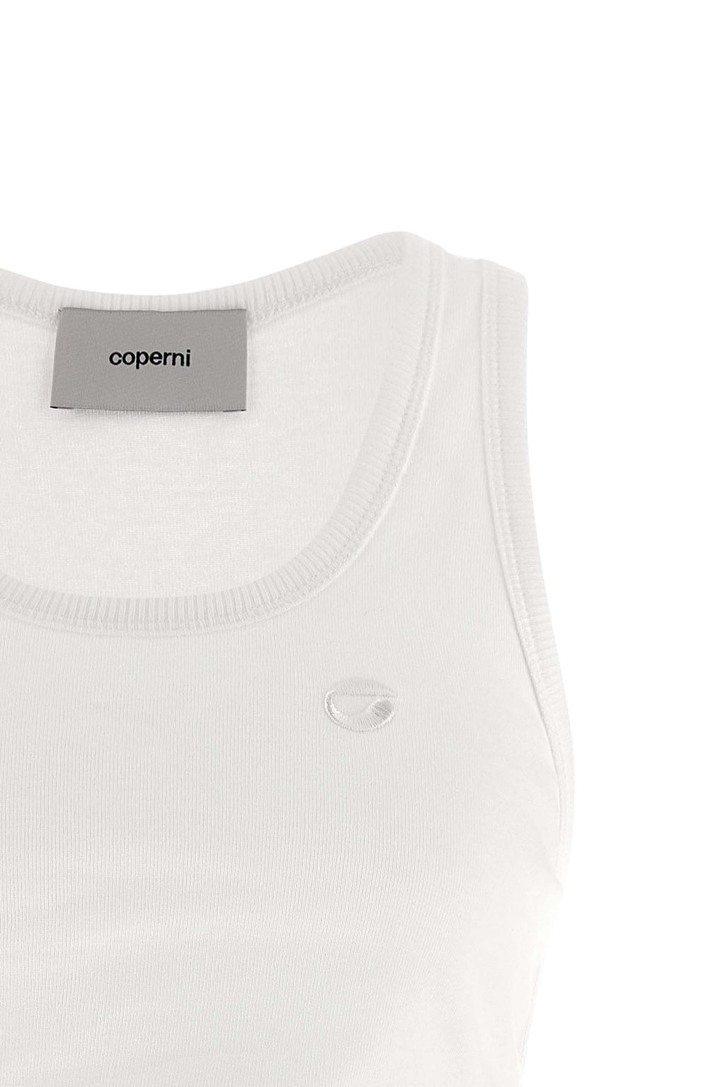 Gros plan sur le logo 'C' brodé du débardeur Coperni en coton