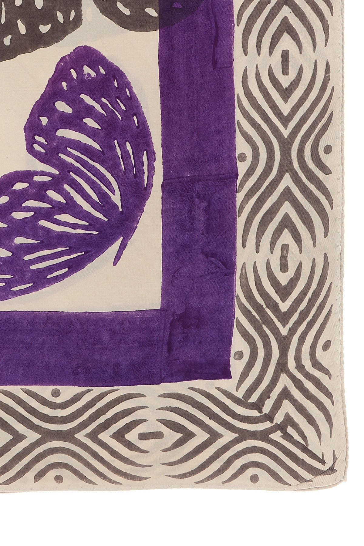 FRI Accessories - Contrasting geometric motif detail