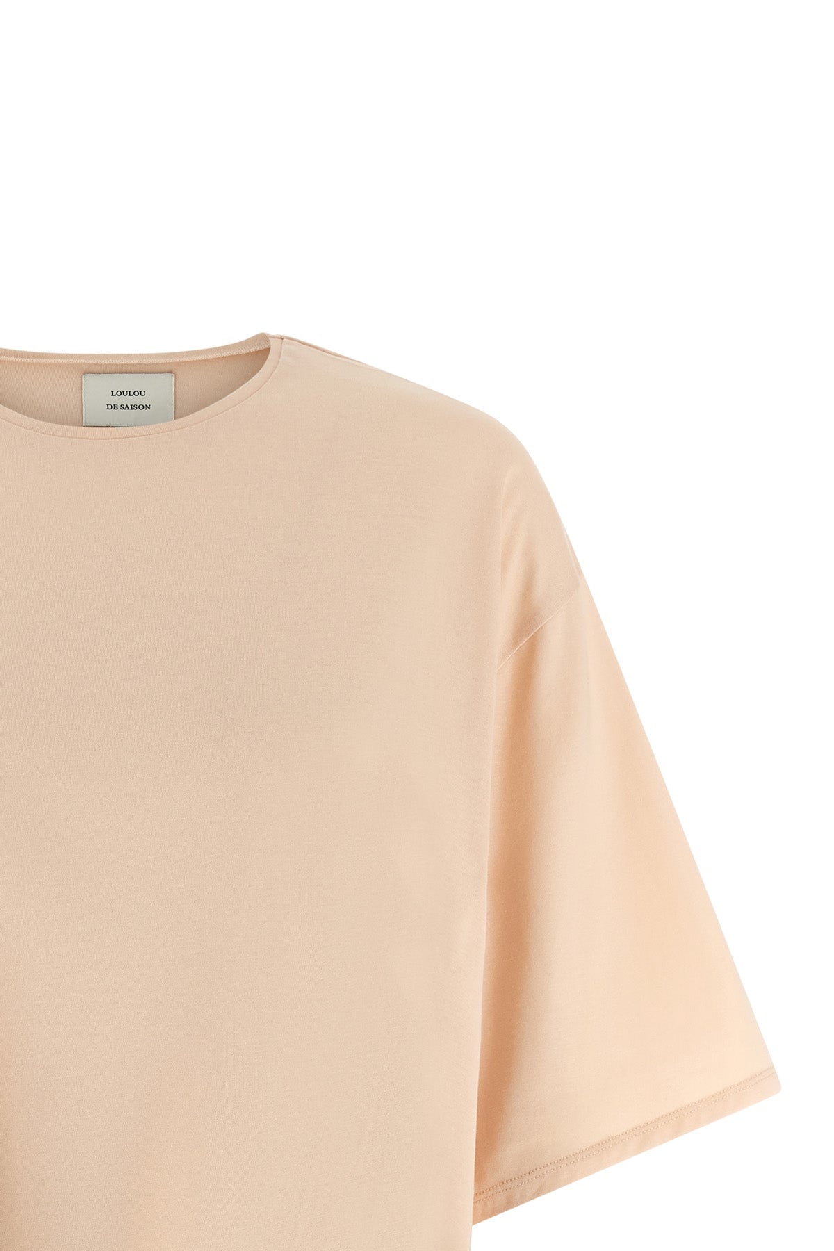 Detalle del cuello redondo y el hombro caído de la camiseta LOULOU STUDIO 'Osis'
