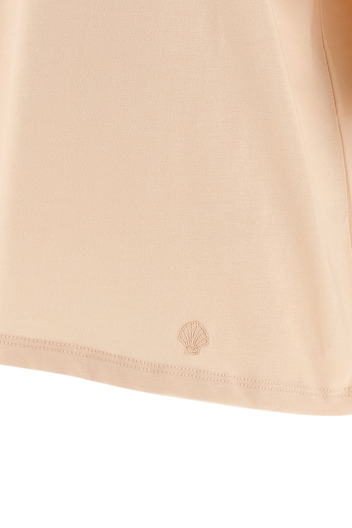 Primer plano del bordado de concha tono sobre tono en el dobladillo de la camiseta LOULOU STUDIO 'Osis'